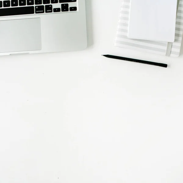 Espacio de trabajo con mesa blanca portátil — Foto de Stock