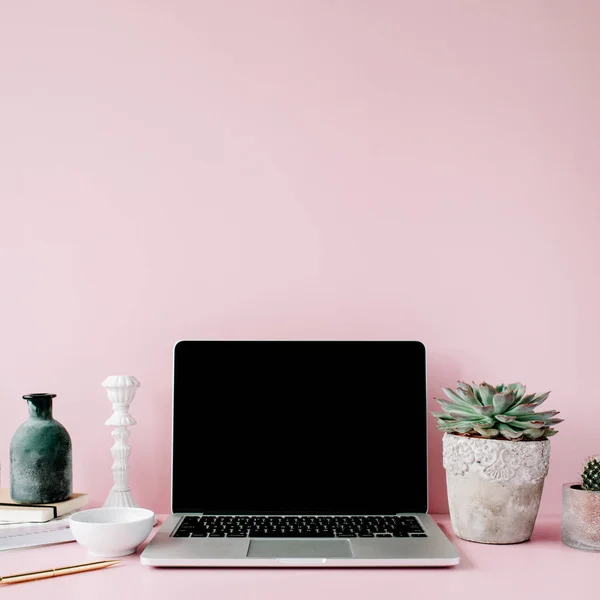 Laptop com tela preta na mesa — Fotografia de Stock