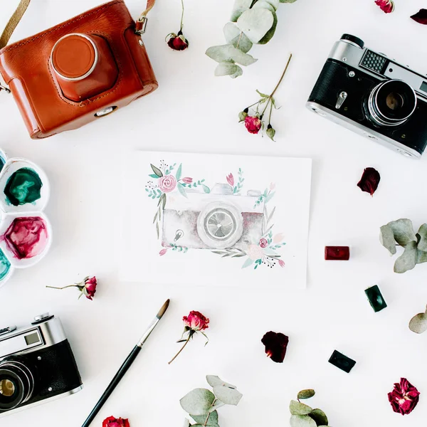 Espaço de trabalho do artista com câmera de foto retro vintage — Fotografia de Stock