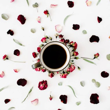 Siyah kahve kupa ve çiçekler