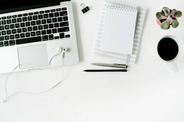 Laptopon beyaz tablo ile çalışma alanı