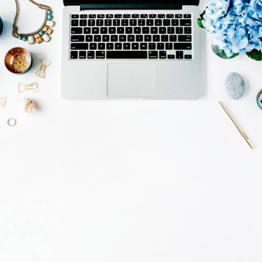 Laptopon beyaz tablo ile çalışma alanı