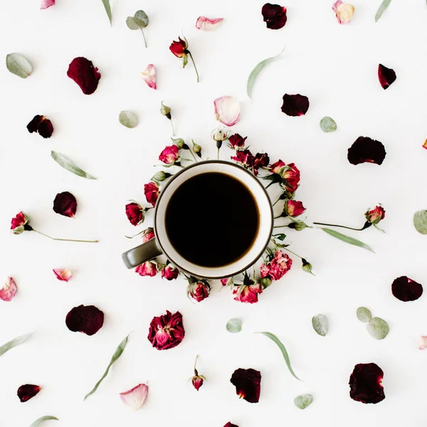 Tazza di caffè nero e fiori — Foto Stock