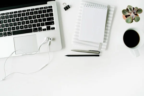 Espacio de trabajo con mesa blanca portátil — Foto de Stock