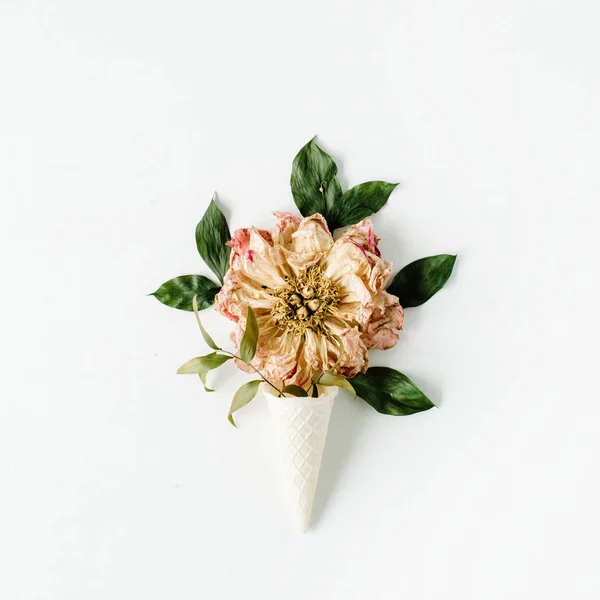 Zmrzlinový vaflový kornout s květinami — Stock fotografie