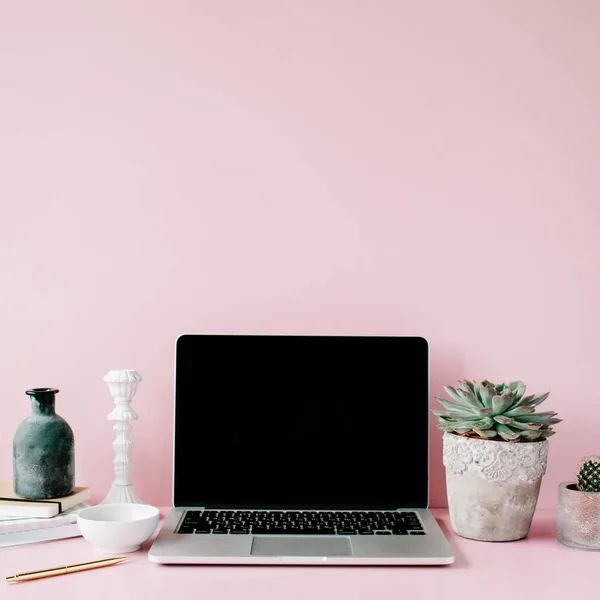 Laptop with black screen on table — Stock Photo, Image