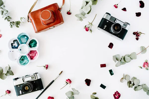 Quadro de espaço de trabalho do artista com câmera de foto retro vintage — Fotografia de Stock