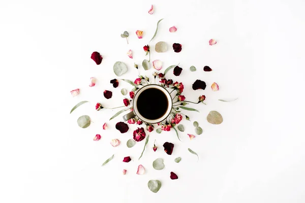 Tazza di caffè nero e fiori — Foto Stock
