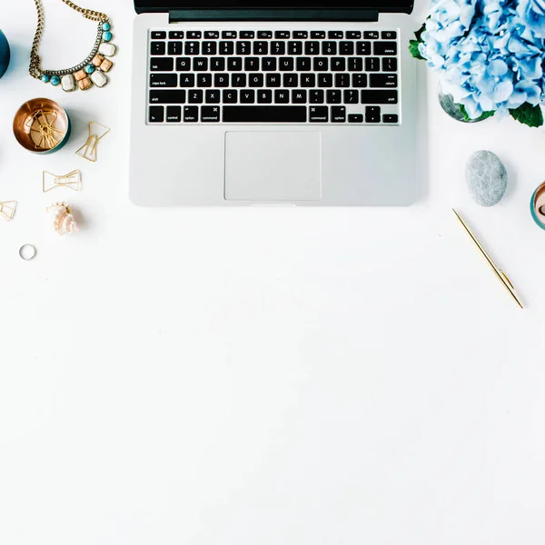Espace de travail avec laptopon table blanche — Photo