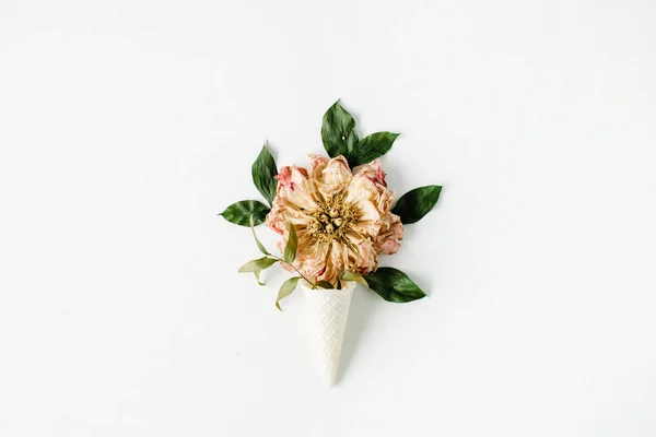 Zmrzlinový vaflový kornout s květinami — Stock fotografie