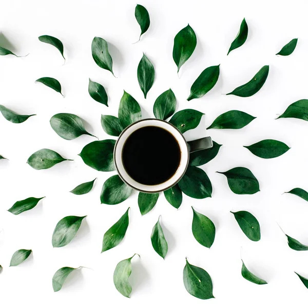 Tazza di caffè con foglie — Foto Stock