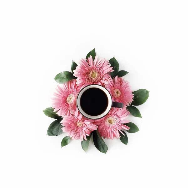 Taza de café negro y flores — Foto de Stock