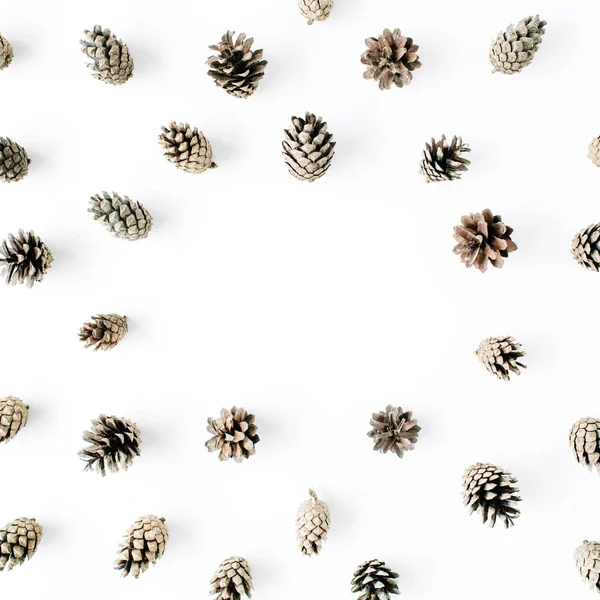 Padrão de arranjo de moldura de cone criativo mínimo no branco — Fotografia de Stock