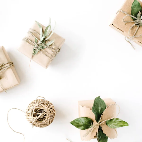 Patrón de disposición creativa de cajas de artesanía y ramas verdes — Foto de Stock