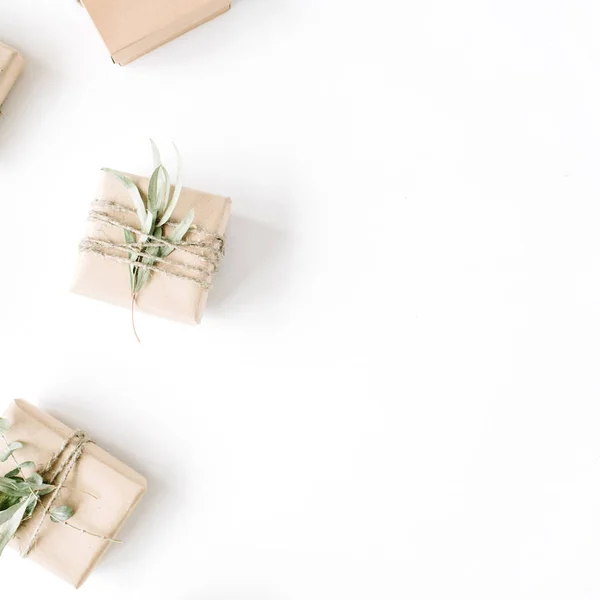 Patrón de disposición creativa de cajas de artesanía y ramas verdes — Foto de Stock