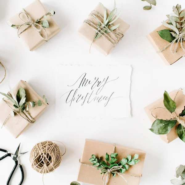 Kalligrafie woorden merry christmas en ambachtelijke vakken — Stockfoto