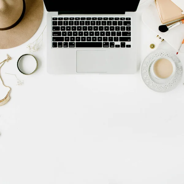 Espacio de trabajo femenino de oficina en casa —  Fotos de Stock