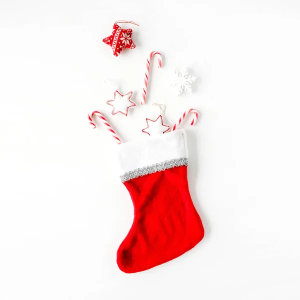 Világos piros karácsonyi játékok, karácsonyi zokni — Stock Fotó