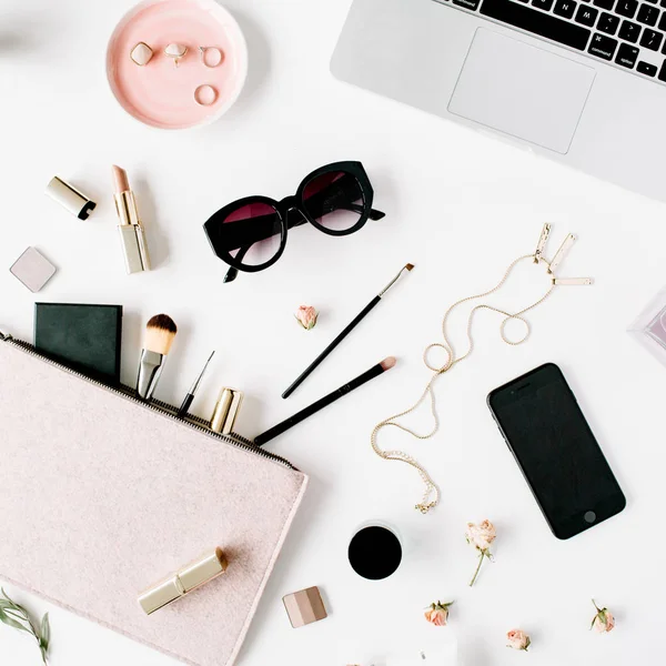 Espacio de trabajo de escritorio femenino con portátil — Foto de Stock