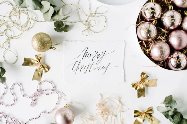 Kalligrafie woorden vrolijk kerstfeest en frame gemaakt van kerstversiering — Stockfoto