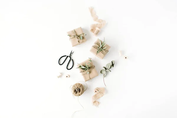 Cajas de artesanía y ramas verdes —  Fotos de Stock