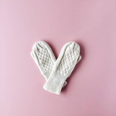 Güzellik beyaz kadınsı örme eldivenler