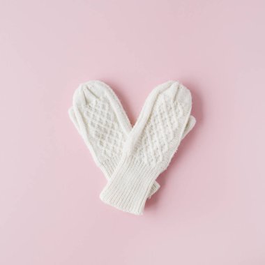 Güzellik beyaz kadınsı örme eldivenler