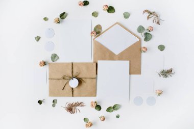 Düğün Davetiyeler, tekne zarflar, pembe ve kırmızı güller