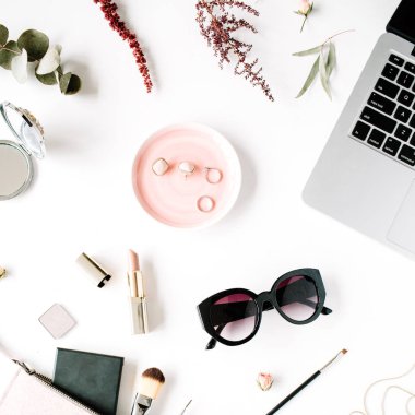 dizüstü bilgisayar ile kadınsı çalışma alanı