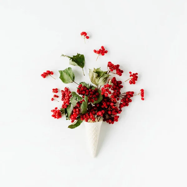 Waffelkegel mit rotem Vogelbeerstrauß — Stockfoto