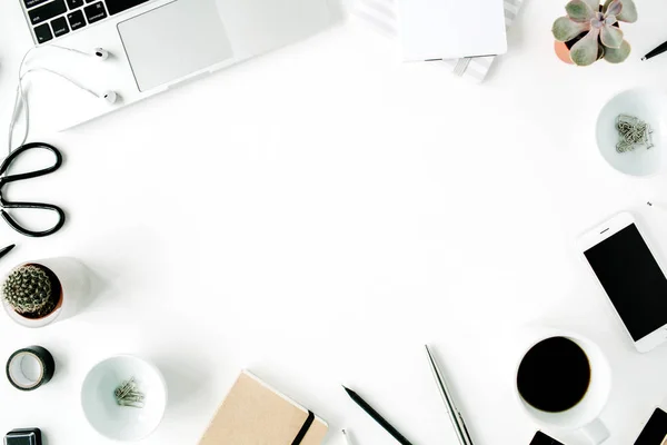 Espacio de trabajo femenino con portátil —  Fotos de Stock