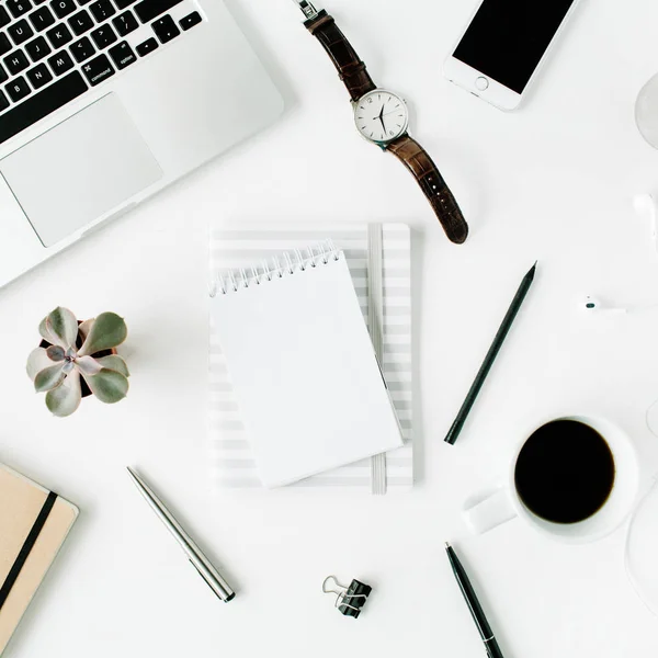 Espacio de trabajo femenino con portátil —  Fotos de Stock