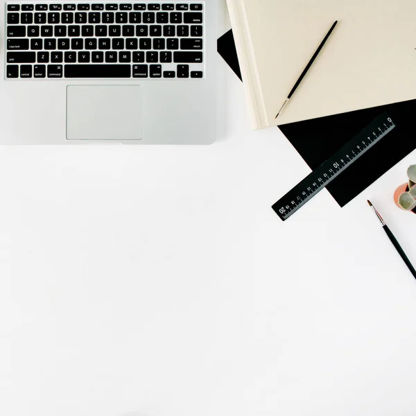 Espacio de trabajo femenino con portátil —  Fotos de Stock