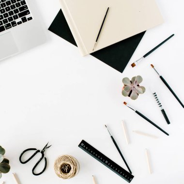 dizüstü bilgisayar ile kadınsı çalışma alanı