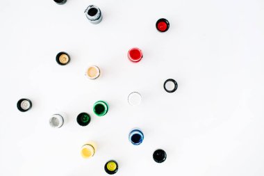 beyaz zemin üzerine suluboya