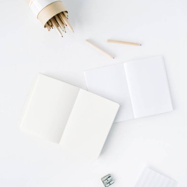 temiz boş sketchbook, kalemler ve kalemtıraş