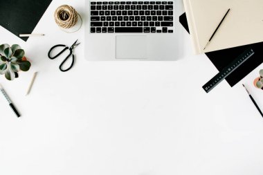 dizüstü bilgisayar ile kadınsı çalışma alanı