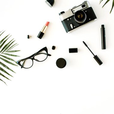 retro kamera, aksesuarlar, gözlük, kozmetik ile kadınsı düzenleme