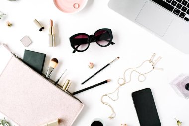 dizüstü bilgisayar ile kadınsı çalışma alanı