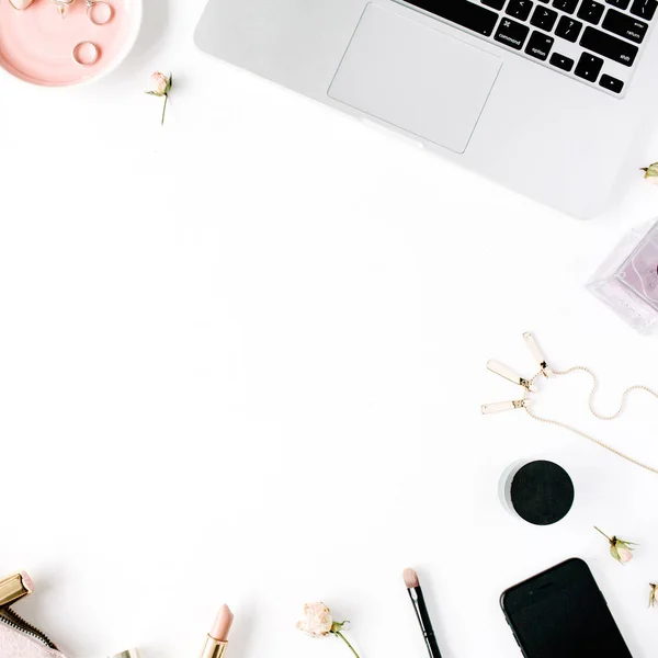 Espacio de trabajo femenino con portátil — Foto de Stock