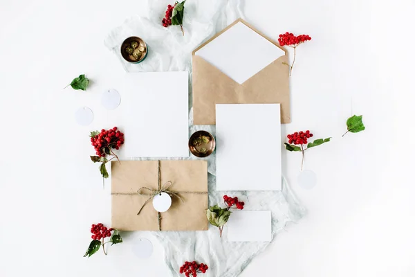 Hochzeitseinladungskarten, Bastelumschläge, rosa und rote Rosen — Stockfoto