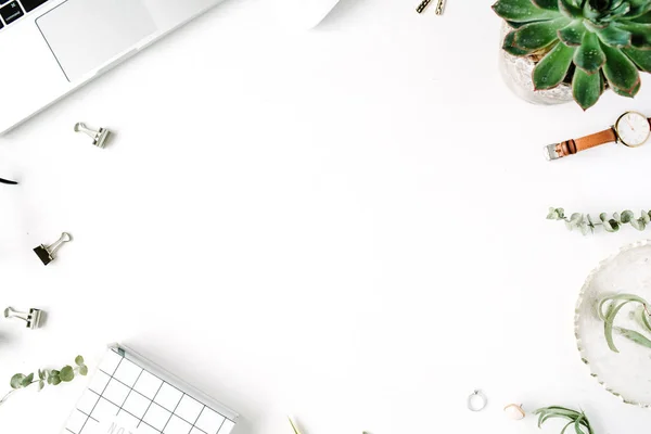 Espacio de trabajo femenino con portátil — Foto de Stock