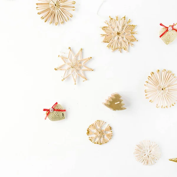 Creative arrangement of bright straw christmas toys — Stock Photo, Image