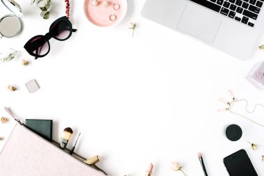 dizüstü bilgisayar ile kadınsı çalışma alanı