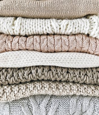 Trendy ve şık kadınsı aksesuarları düzenleme
