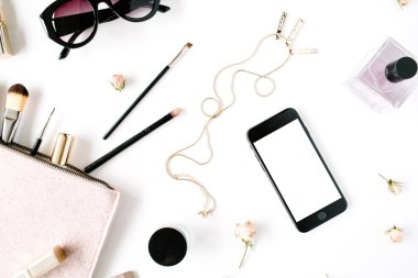 Trendy ve şık kadınsı aksesuarları düzenleme