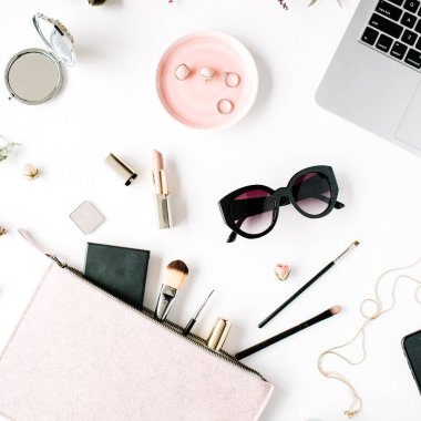 Trendy ve şık kadınsı aksesuarları düzenleme