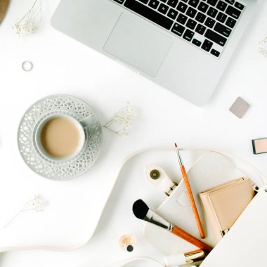 Trendy ve şık kadınsı aksesuarları düzenleme
