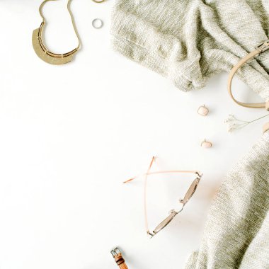 Trendy ve şık kadınsı aksesuarları düzenleme