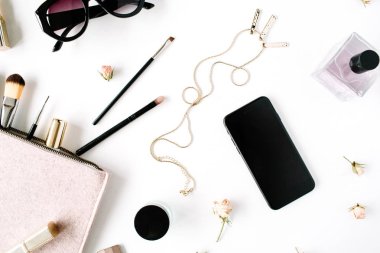 Trendy ve şık kadınsı aksesuarları düzenleme